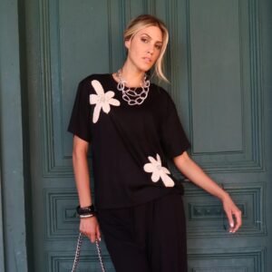 Blusa de malha com aplicação em crochê